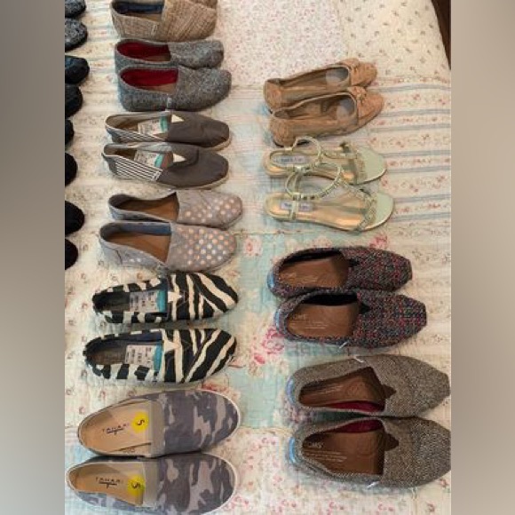Tom’s women’s size 5 and one pair of 51/2 all are  like new or some are new - Picture 2 of 8